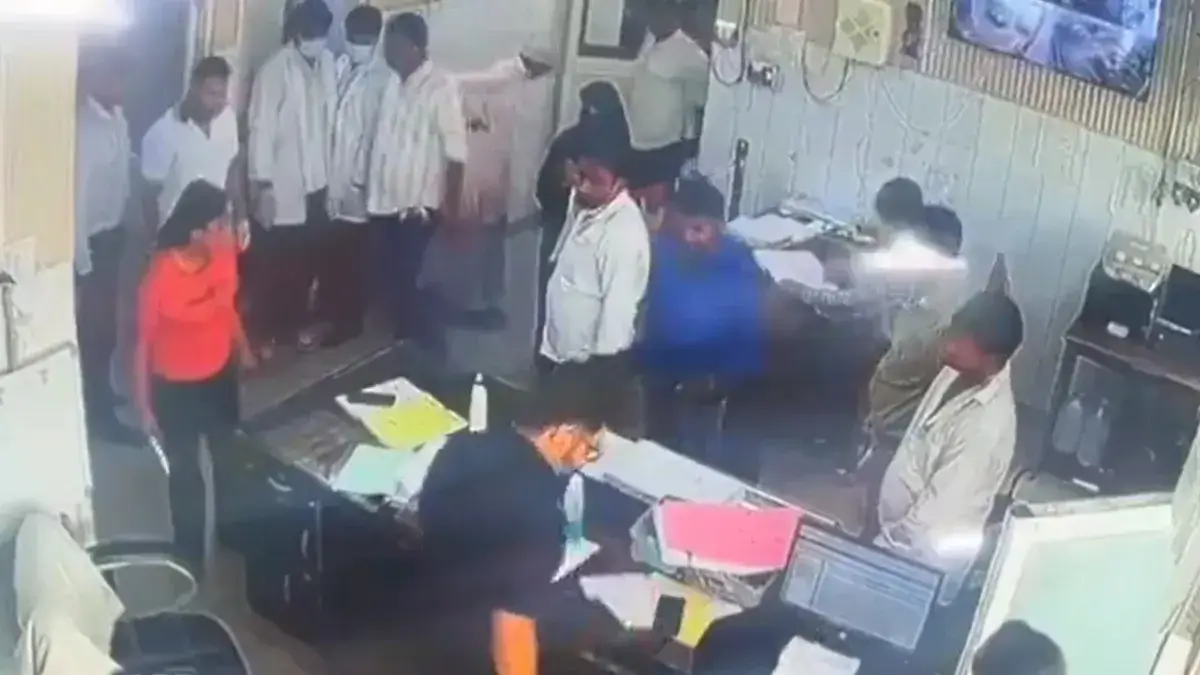 VIDEO: हाथ में चाकू लेकर इलाज कराने पहुंची महिला, जान बचाकर भागे डॉक्टर और नर्सिंग स्टाफ